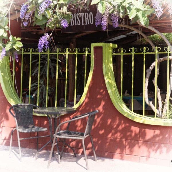 Un bistro, une table, deux chaises attendent le client ..