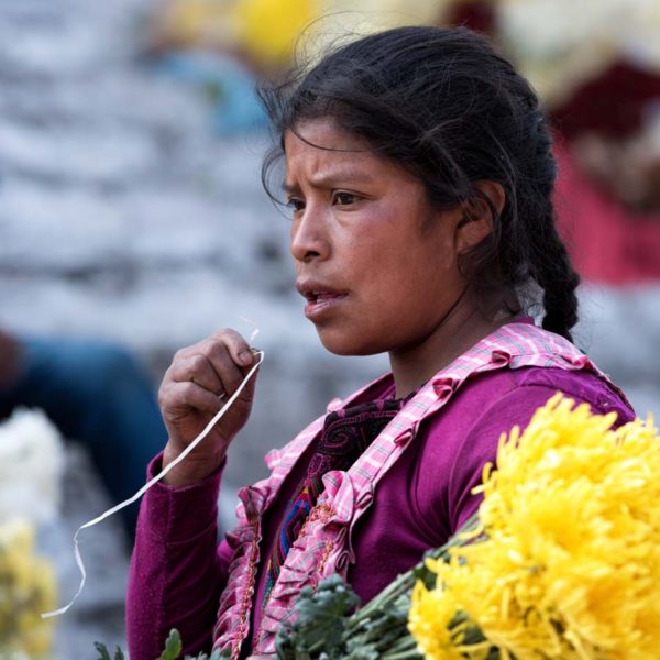 Portrait d'une vendeuse de fleurs sur le marché de Chichicastenango