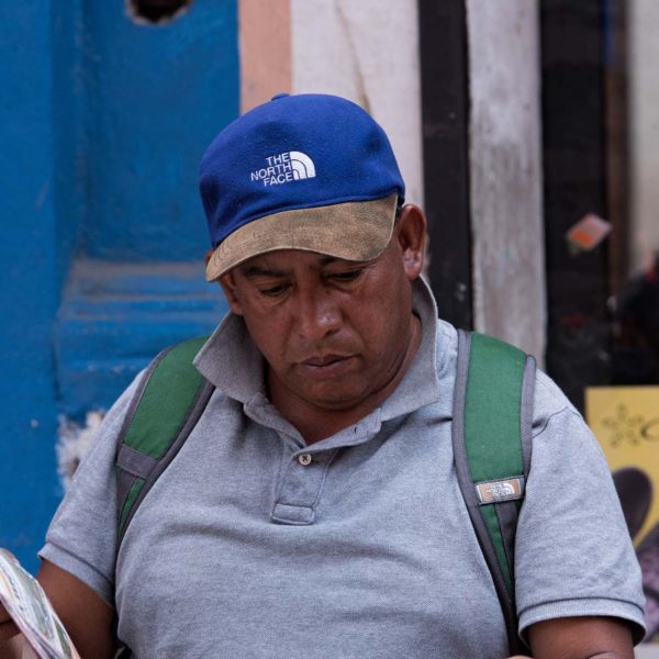 Portrait d'un passant lissant son journal sur le marché de Chichicastenango