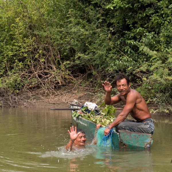 Scéne de vie sur les bords de la riviére - La pêche