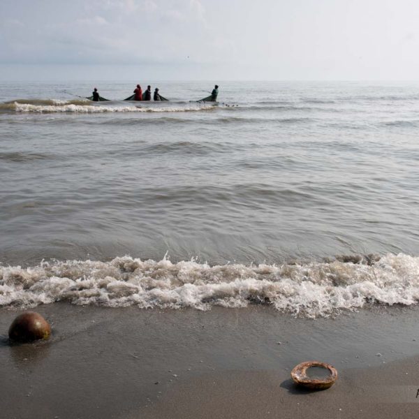 Scéne de pêche au filet sur les bords de la plage