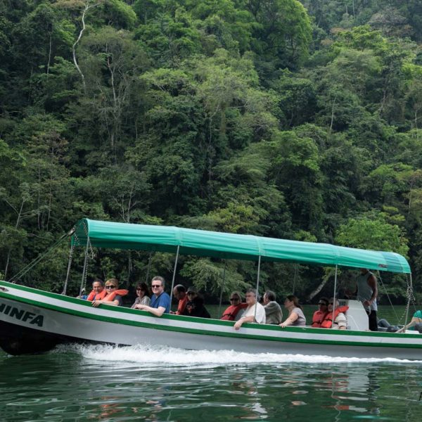 Transport en bateau sur le Rio Dulce