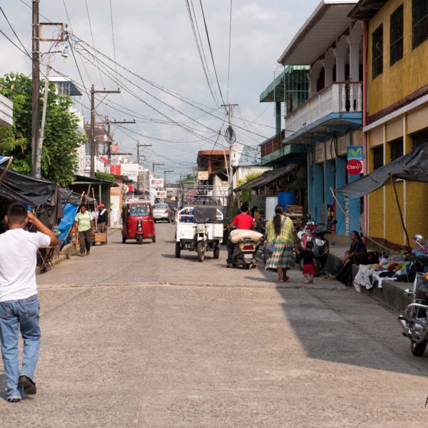 Les rues de Livingston s'animent le matin