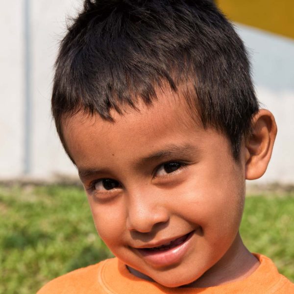 Quelques bonbons et un beau sourire illumine le visage de cet enfant