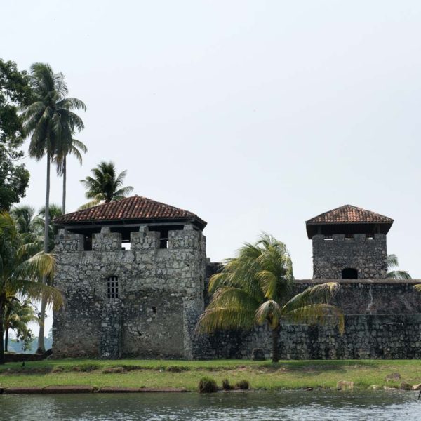 Castillo fortifié sur le Rio Dulce à l'entrèe du Lago de Izabal