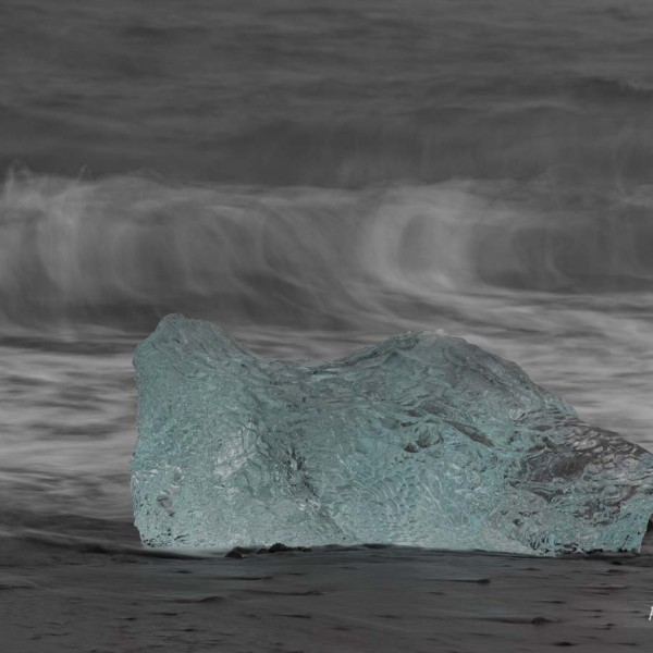 Bloc de glace sur la plage de sable noir de Jökulsárlón