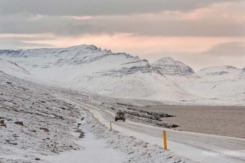 En fin de matinée, la route 96 à l'est de l'Islande à proximité de Fáskrúðsfjörður