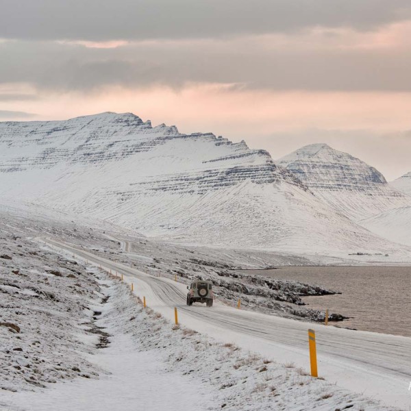 En fin de matinée, la route 96 à l'est de l'Islande à proximité de Fáskrúðsfjörður