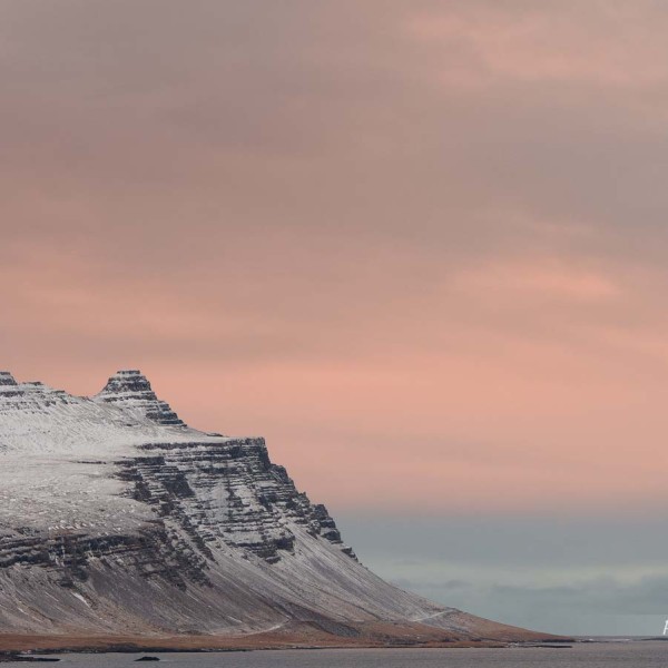 En fin de matinée, la route 96 à l'est de l'Islande à proximité de Fáskrúðsfjörður