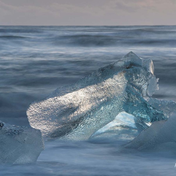 Bloc de glace sur la plage de sable noir de Jökulsárlón