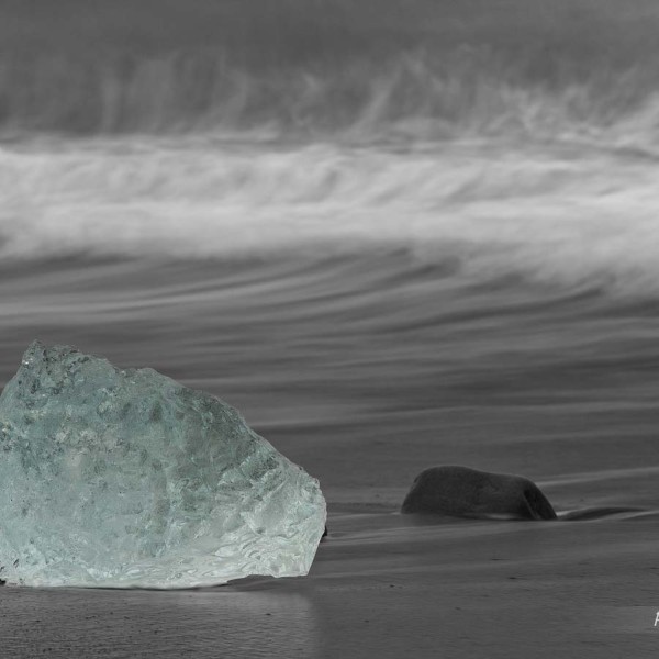Bloc de glace sur la plage de sable noir de Jökulsárlón