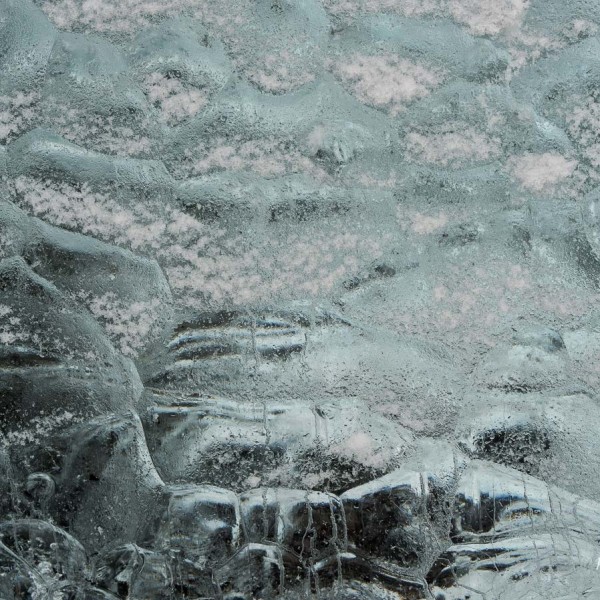 Bloc de glace sur la plage de sable noir de Jökulsárlón