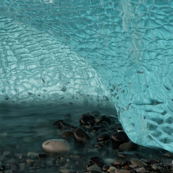 Bloc de glace sur la plage de sable noir de Jökulsárlón