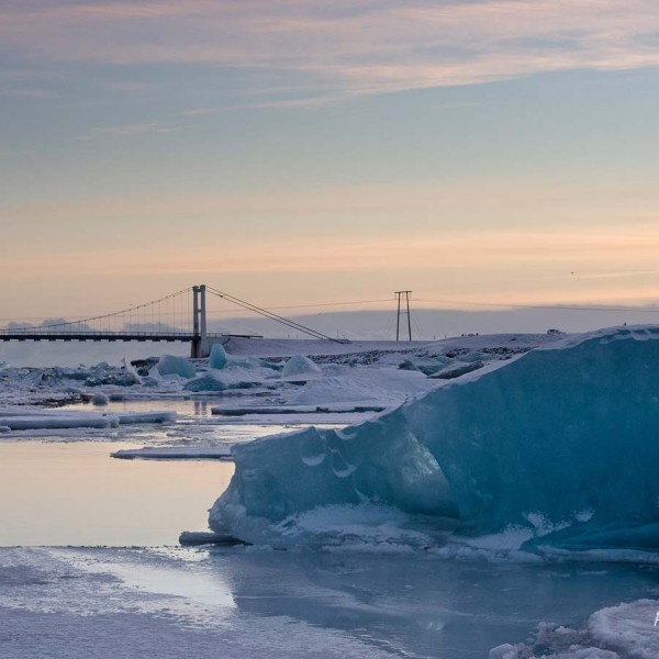 Vue sur le lagon de Jökulsárlón et sur pont de la route 1