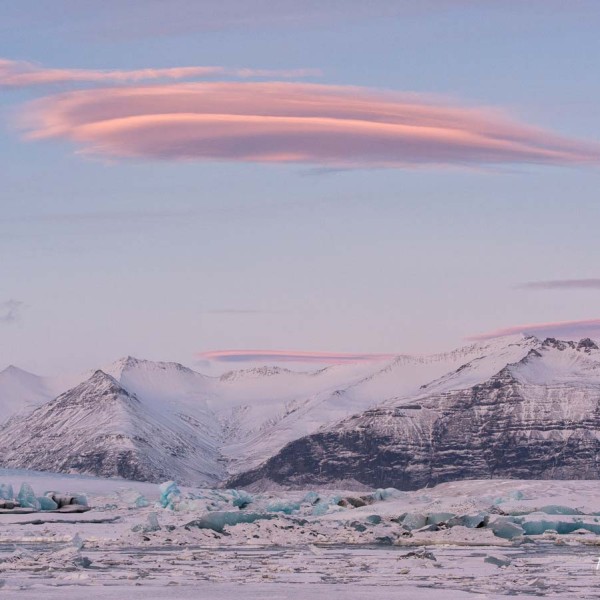 Vue sur le lagon de Jökulsárlón et sur un nuage lenticulaire