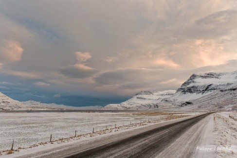 En fin de matinée, la route 96 à l'est de l'Islande à proximité de Reyðarfjörður