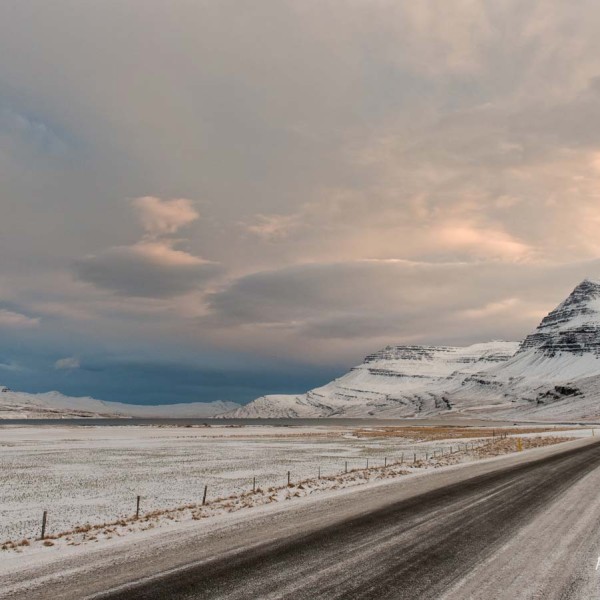 En fin de matinée, la route 96 à l'est de l'Islande à proximité de Reyðarfjörður