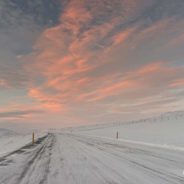 Au petit matin, la route 1 à l'est de l'Islande entre Myvatn et Egilsstadir