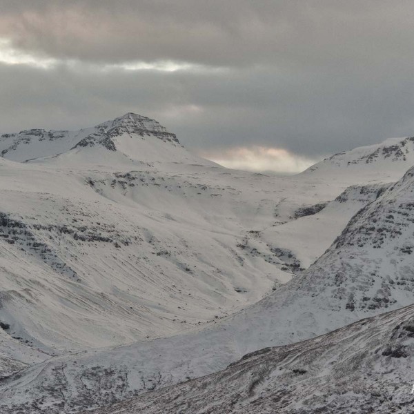 En fin de matinée, les paysages de neige de l'est de l'Islande entre Egilsstadir et Reyðarfjörður