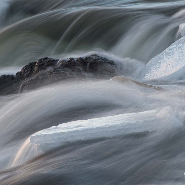 La magie de l'eau vive lors d'une pose longue - entre glace et eau