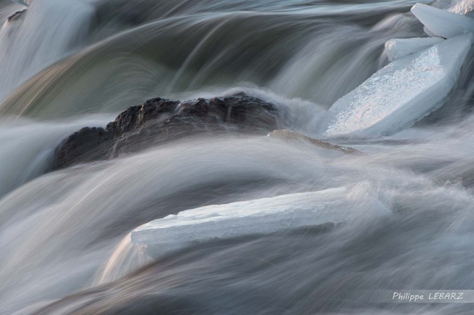 La magie de l'eau vive lors d'une pose longue - entre glace et eau