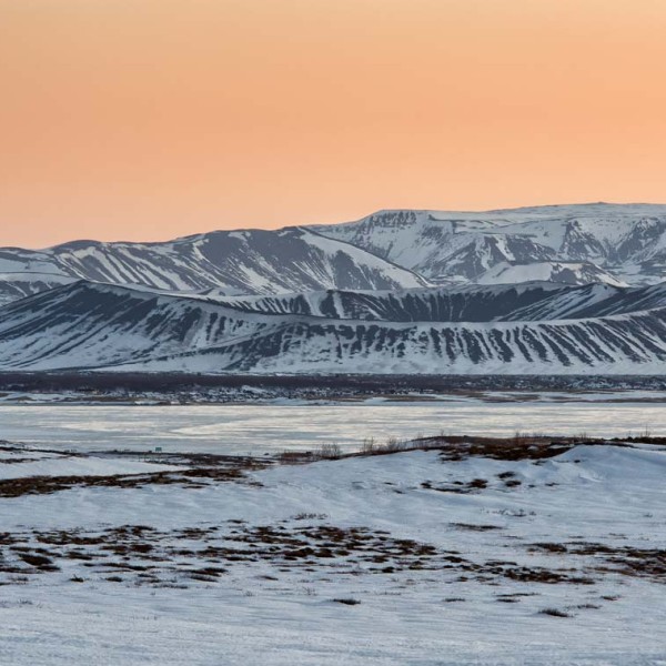 Vue du cratère Hverfjall et du Myvatn Lake avec les couleurs du coucher de soleil