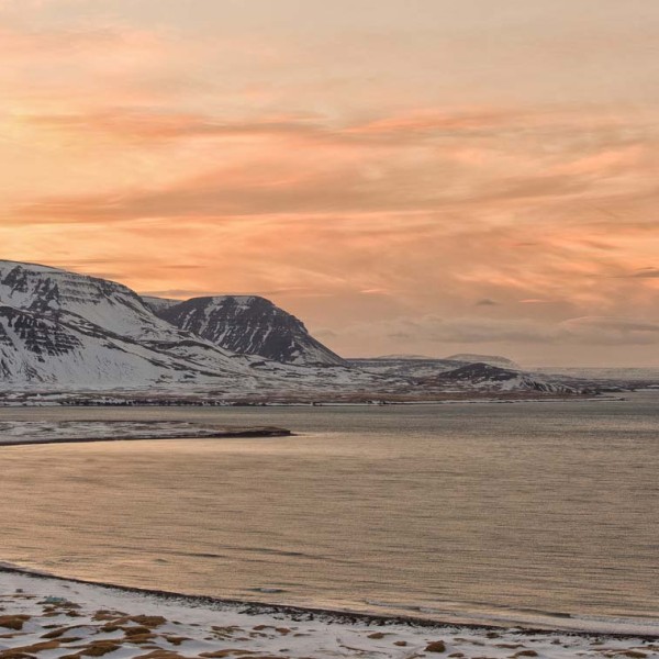 Paysage de la baie de Fljótavík au soleil couchant (15 h)