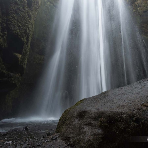 Cascade cachée et très humide de Gljúfrafoss à coté de Seljalandsfoss