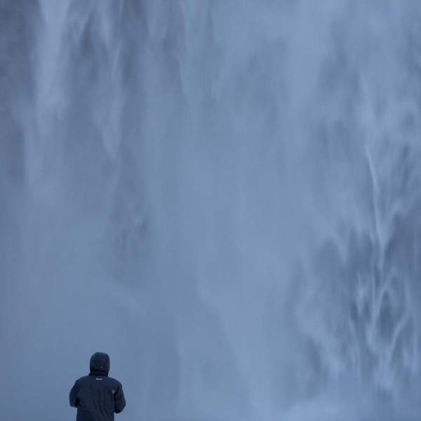 Impressionnante chute d'eau mise en perspective à l'echelle humaine