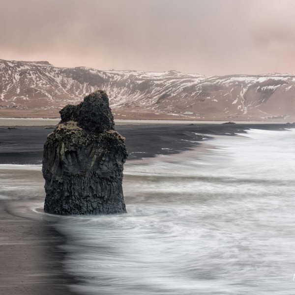 Vue sur la baie de Reynisfjara depuis Dyrhólaey