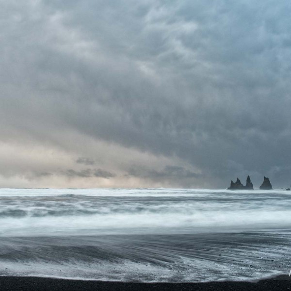 Vue sur Reynisdrangar de la page de Vik - Pose longue