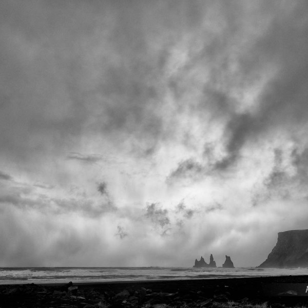 Vue sur Reynisdrangar de la page de Vik - Pose longue