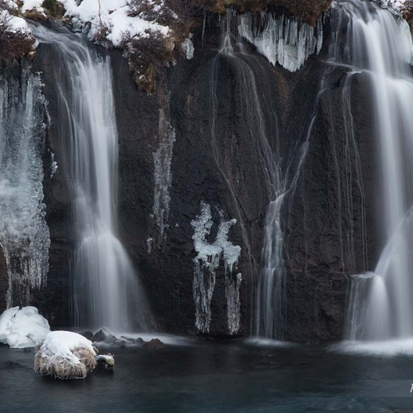 La magie de l'eau vive figée dans une pose longue