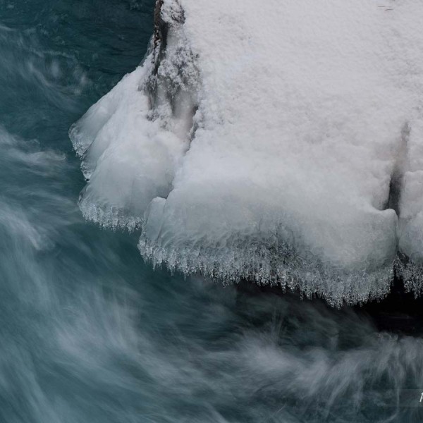 La magie de l'eau vive figée dans une pose longue