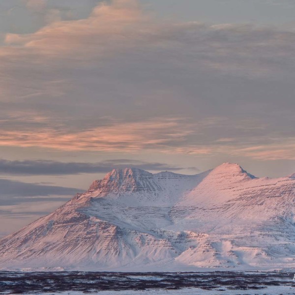 Vue de la montagne Hafursell recouverte de neige dans une lumière du soleil couchant