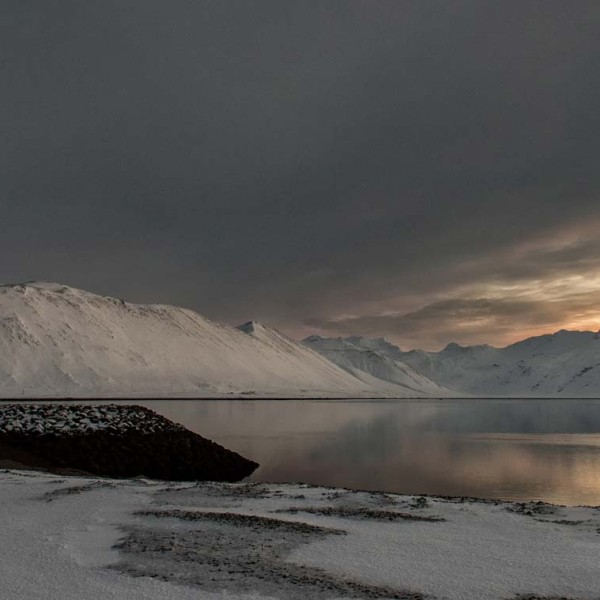 Les derniers rayons de lumière sur la montagne Kolgrafamúli
