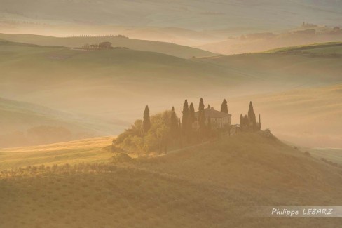 Paysage de Toscane à proximité de San Quirico d'Orcia au lever du soleil