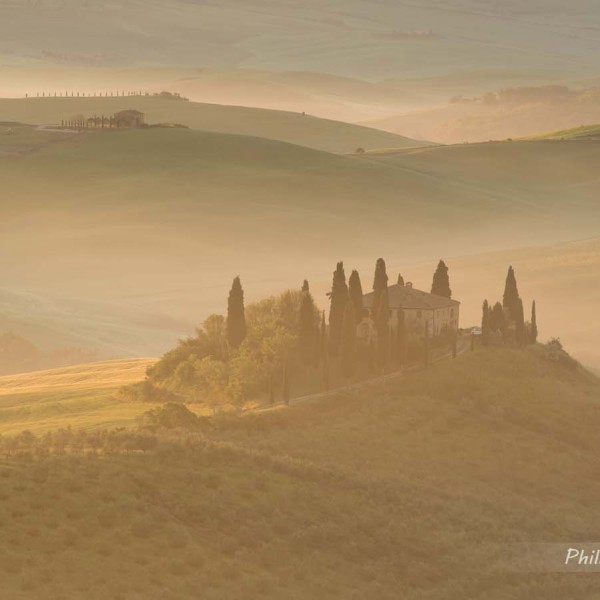Paysage de Toscane à proximité de San Quirico d'Orcia au lever du soleil
