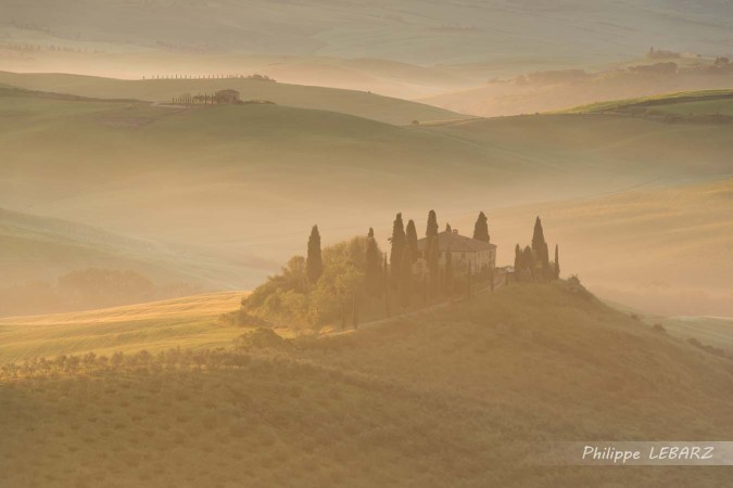 Paysage de Toscane à proximité de San Quirico d'Orcia au lever du soleil